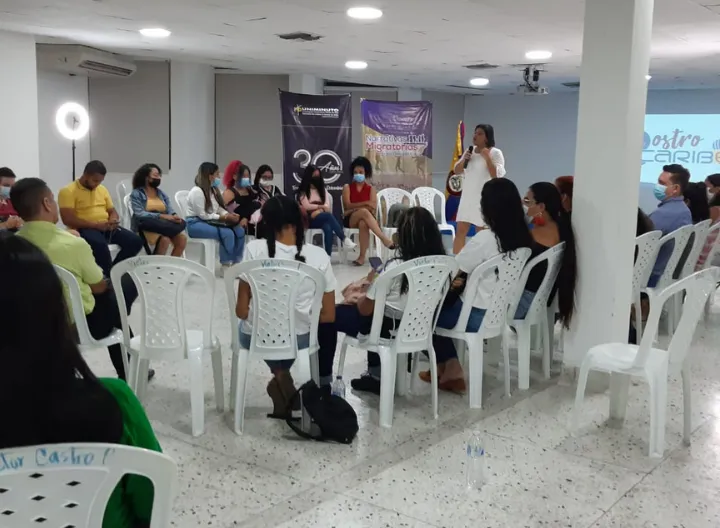 Mujer dictando conferencia 