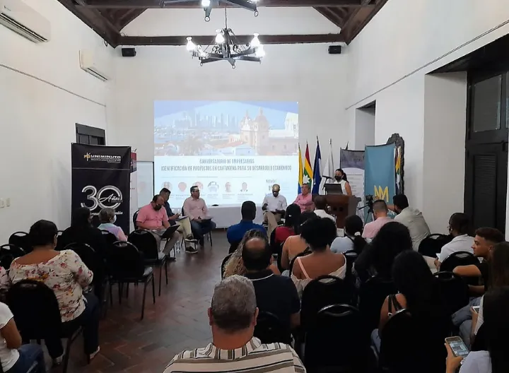 evento conversatorio donde se encuentras varias personas en un auditorio