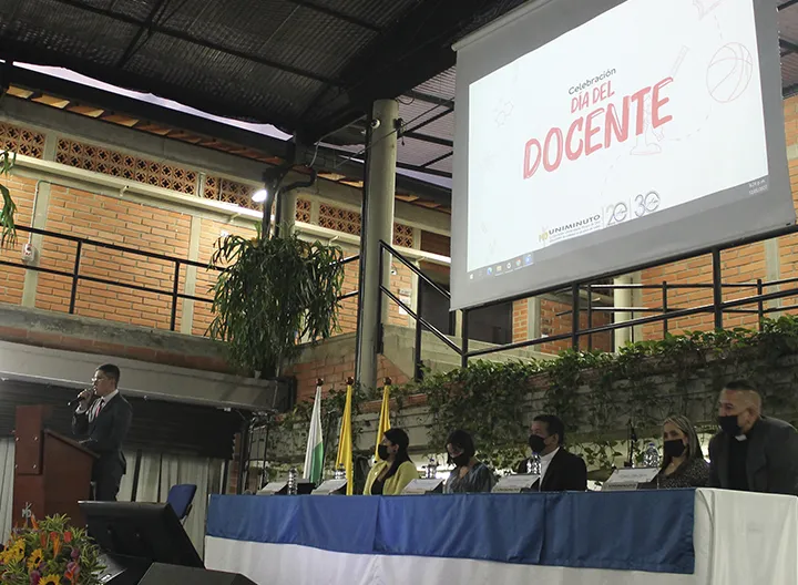 Honra y reconocimiento a la labor del maestro en su día conmemorativo