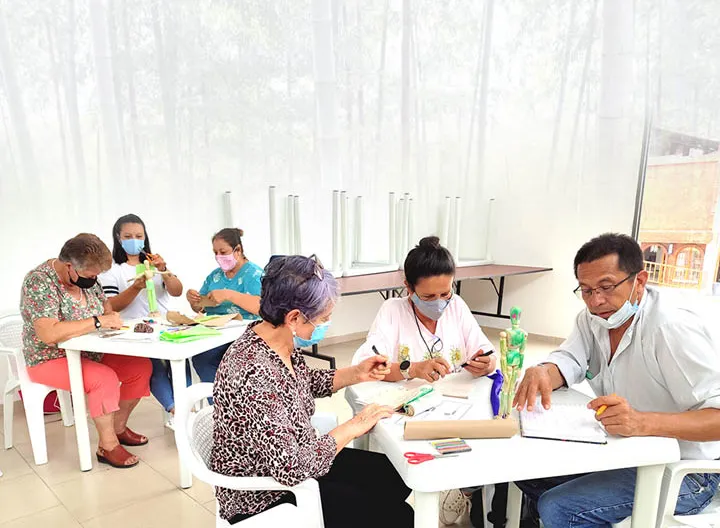 Grupo de trabajo de seis personas en el proyecto CTeI para la Guadua en Cundinamarca 