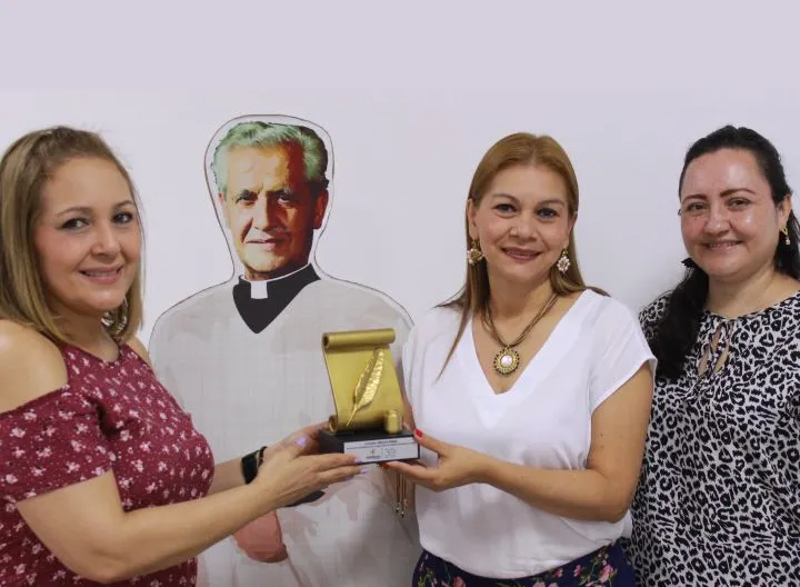 Reconocimiento a autores destacados a la docente Claudia Milena Pérez 