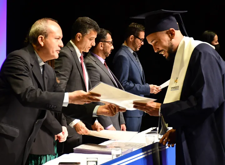 Estudiante recibiendo diplomas de graduación