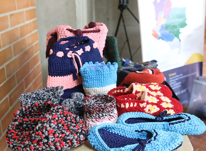 Productos elaborados por las mujeres Zipaquireñas que hacen parte del proyecto Tejiendo Socialmente. 