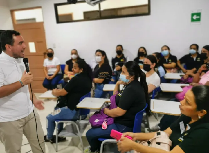 Hombre dictando conferencia 