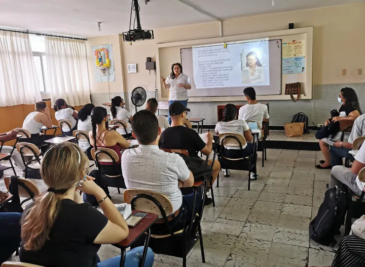 Estudiantes recibiendo una charla