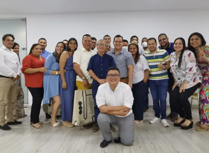 Personas posando para una foto 