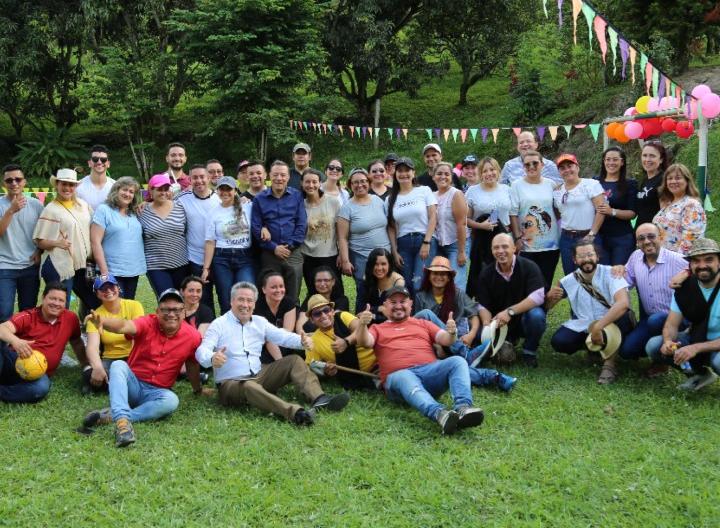 Foto final después del segundo día de la ‘Jornada de Desarrollo Humano’ con los directivos de los Centros Regionales y Rectoría Cundinamarca.