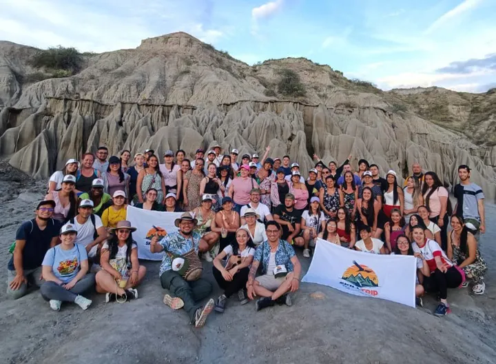 Grupo de personas en el desierto rojo y gris del hulia
