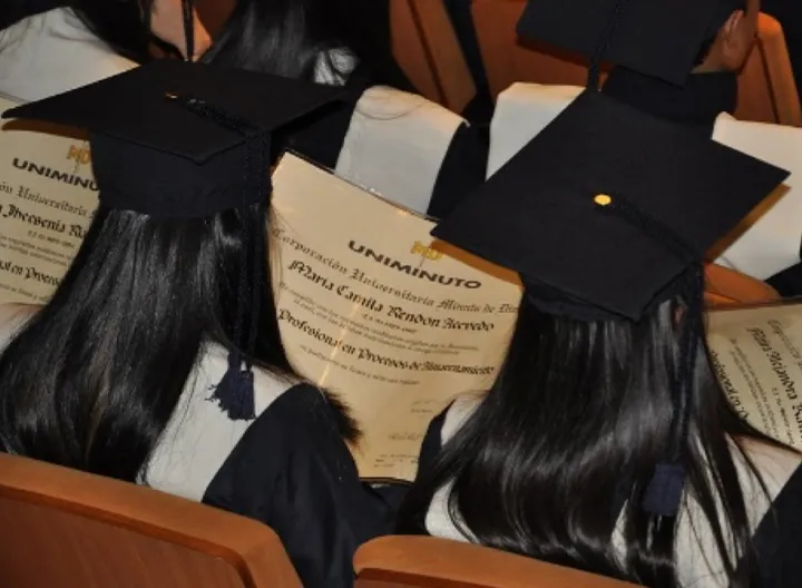 Estudiantes en ceremonia de grado