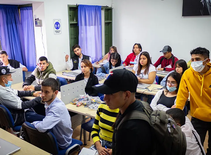 Estudiantes-en-taller-de-cambio-climático.jpg