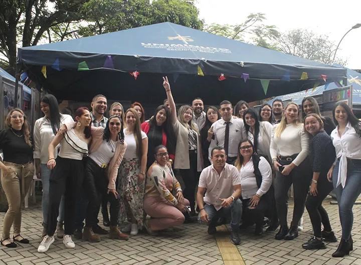 Estudiantes de especializaciones de FACEA sustentando trabajos de grado en feria