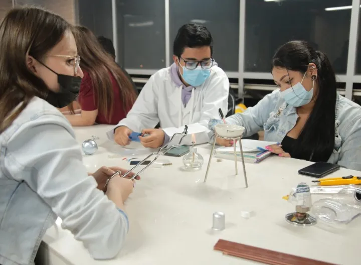 Estudiantes del campo de ingenierías CRS