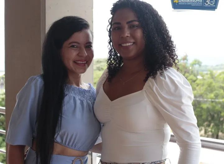 Victoria Rodríguez junto a la profesora líder del voluntariado Andrea Cetárez.