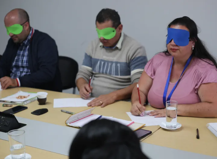 Profesores en taller de braille
