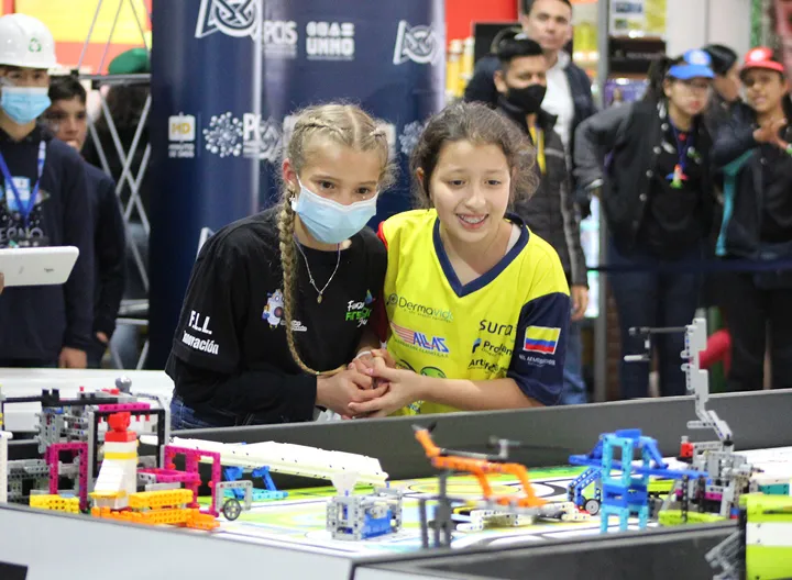 Niñas en el reto del robot en la final nacional de FIRST LEGO League temporada Cargo Connect