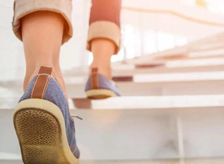 Joven subiendo escaleras 