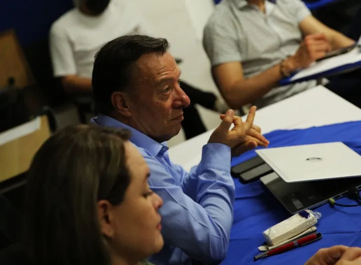 Ing. Jairo Enrique Cortés mantiene un ejercicio comunicativo con los estudiantes.