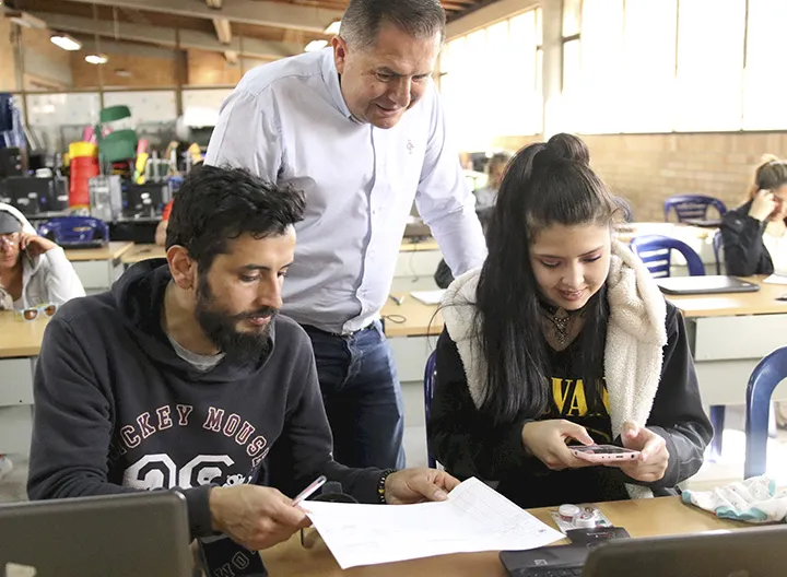 Elkin Salazar capacita a emprendedoras de Tocancipá en herramientas digitales.