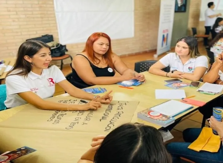 Una de las Mesas de Trabajo instaladas en la Biblioteca de UNIMINUTO Girardot.