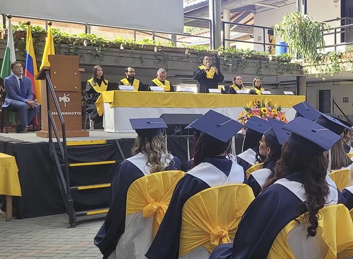 Estudiantes con toga y birrete dispuestos a recibir sus títulos profesionales de UNIMINUTO 