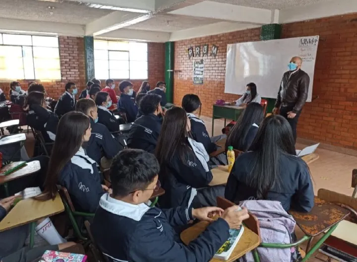 El profesor Andrés Rivas apertura el espacio de socialización de estrategias financieras con estudiantes de 11mo grado.