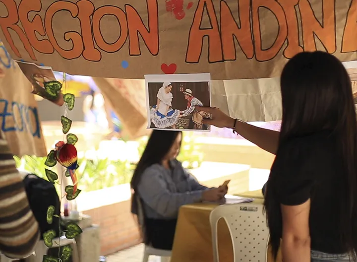 Jóvenes visitando el stand de la región andina en la feria de comunidades étnicas de UNIMINUTO