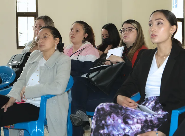 Docente y estudiante del programa Trabajo compartiendo sus experiencias