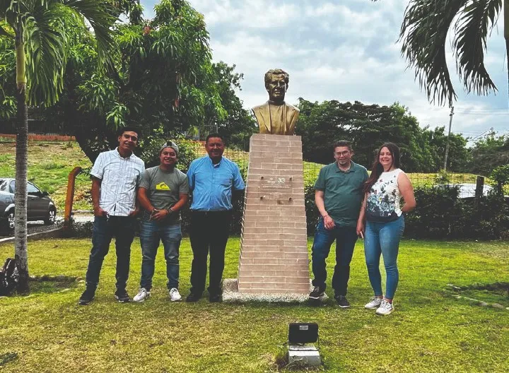 Presbítero Edwin Flórez junto a miembros de Pastoral e Identidad Misional