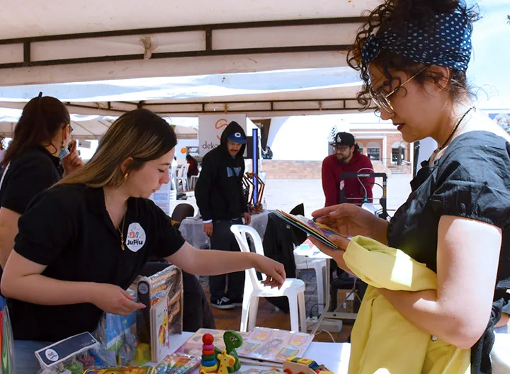 Mujer comprando en caseta de la Primera Feria de MD Micronegocios