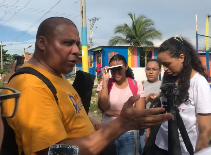 Docente entrevistando a personas de la comunidad 