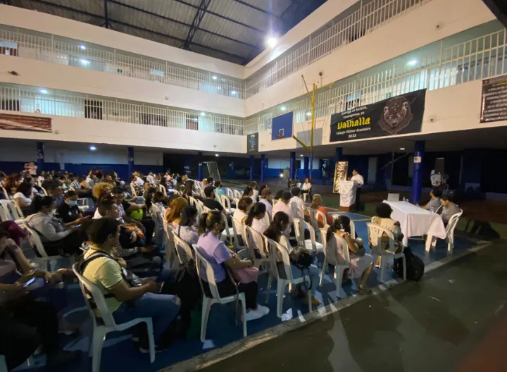 Personas en auditorio 