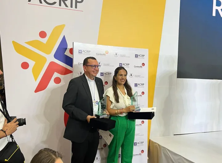 Dos personas recibiendo premio 