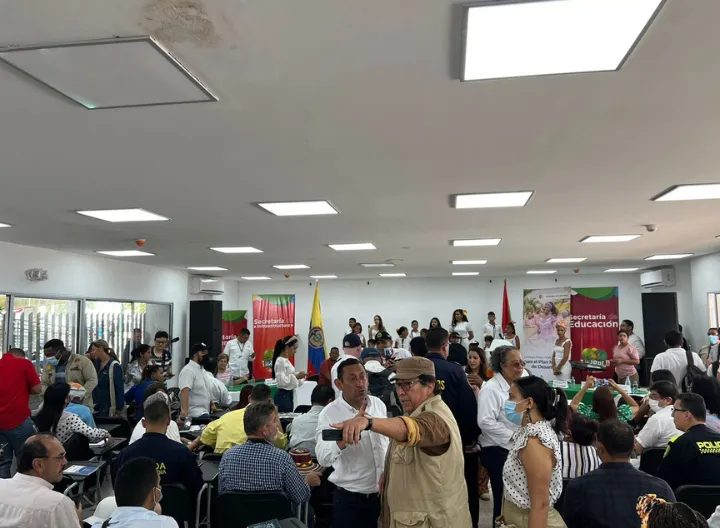 5 hombres reunidos posando a una foto