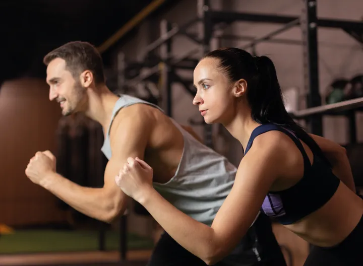 Hombre y mujer corriendo