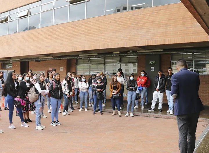 Carlos Ramírez Coordinador académico se dirige a estudiantes nuevos. 