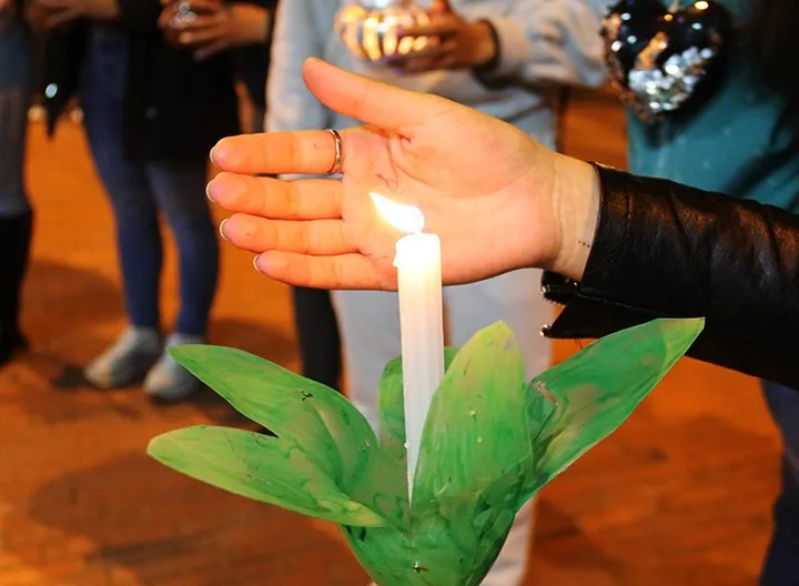 Estudiantes encienden velas por la paz de Cundinamarca