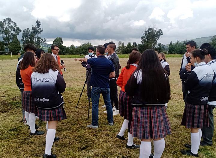 Estudiantes de IED la granja, participan en ejercicio en marcado en la estrategia de radio móvil. 