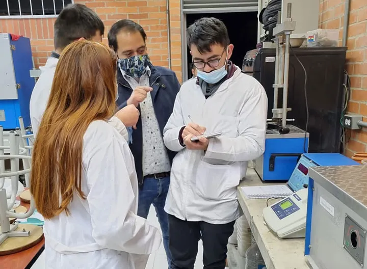 Miembros y líder del semillero Gestión del recurso hídrico de UNIMINUTO regional Zipaquirá trabajan en la investigación de la calidad de agua