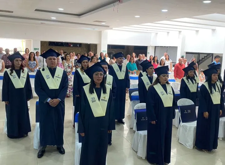 Graduandos haciendo promesa profesional 