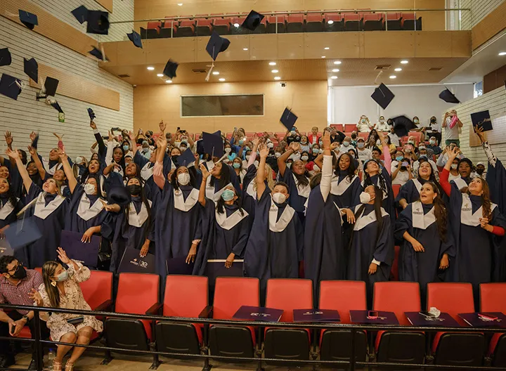 Estudiantes de UNIMINUTO Centro Regional Urabá lanzando sus birretes el día de sus grados 
