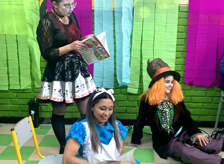 Etudiantes haciendo sketch de teatro