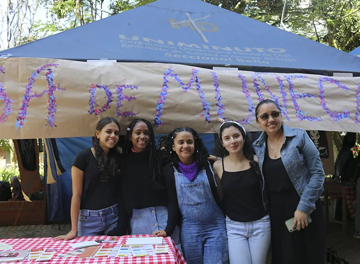 Estudiantes UNIMINUTO en la jornada de prevención del suicidio 
