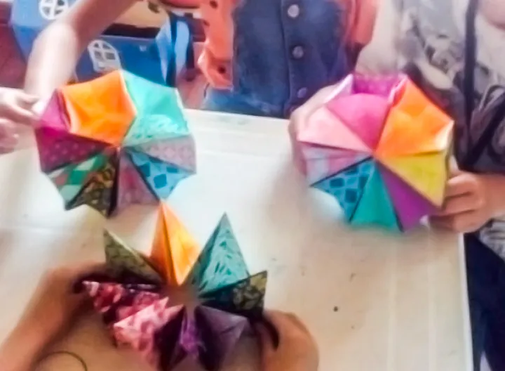 niños haciendo maneulidades en palel