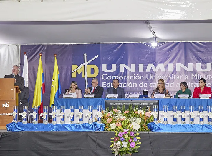 Mesa principal de la ceremonia 20 años de excelencia UNIMINUTO