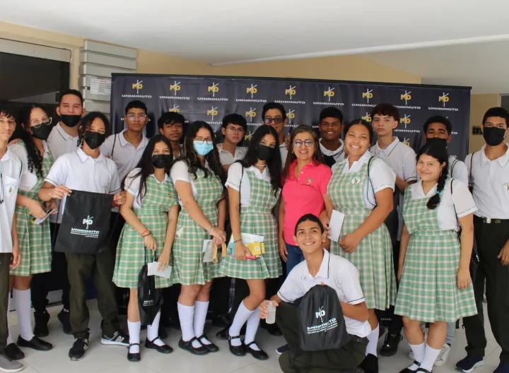 Estudiantes de colegio en auditoria recibiendo charla 