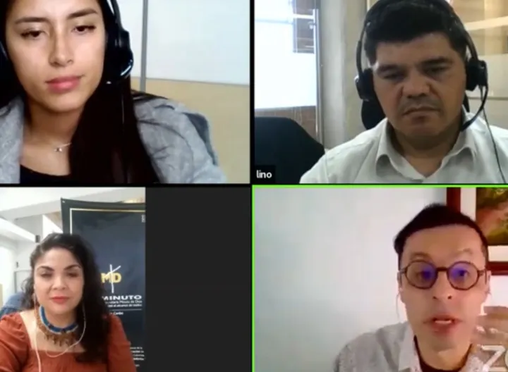 Cuatro personas en charla virtual 