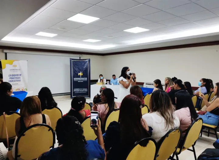 Mujer dictando conferencia 