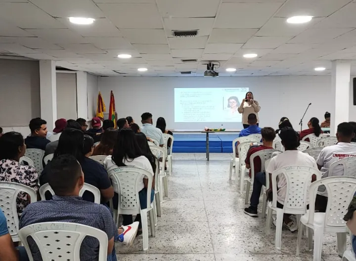 Estudiantes realizando taller 