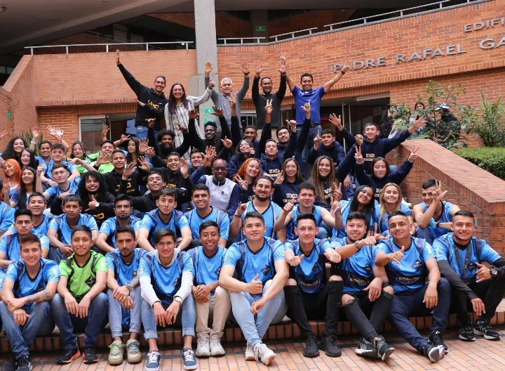 Entrega de bandera institucional a las delegaciones que participarán en los XII Juegos Nacionales