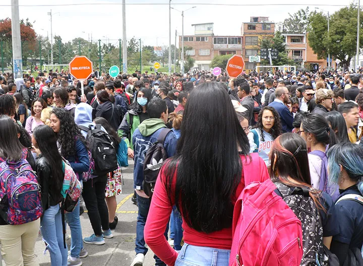 Población universitaria en punto de encuentro